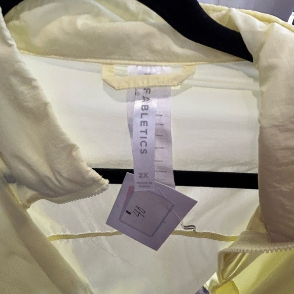 Fabletics Oversized Flyweight Windbreaker light yellow size 2X NWT - Picture 5 of 8
